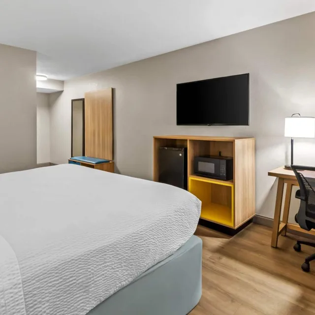 Room, King Bed, Bathtub, Accessible, Days Inn & Suites by Wyndham DeSoto 3/10