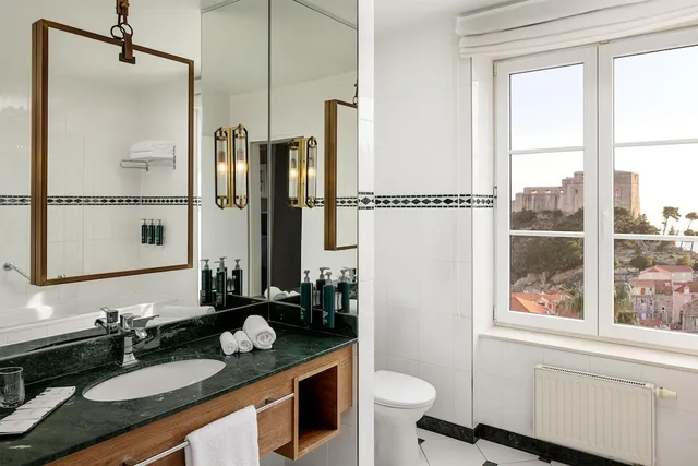 غرفة تنفيذية بسريرين منفصلين بإطلالة على البحر مع دخول صالة النادي، Hilton Imperial Dubrovnik 6/7