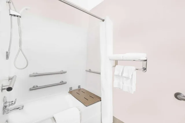 غرفة بسرير كوين بحوض استحمام لذوي الإعاقة، Microtel Inn & Suites By Wyndham Colfax/Newton 6/7