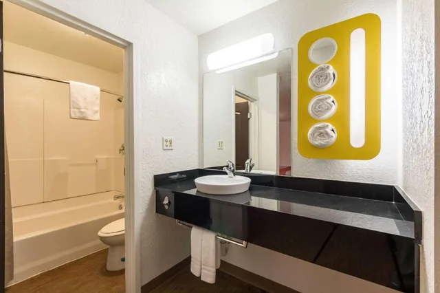 غرفة بسرير كينج لغير المدخنين بمطبخ، Motel6 Uvalde, TX 7/7