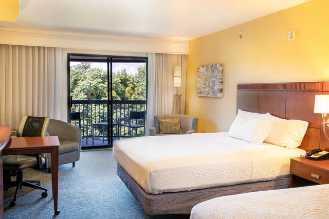 غرفة بسريرين كوين، Courtyard by Marriott Kingston 1/6