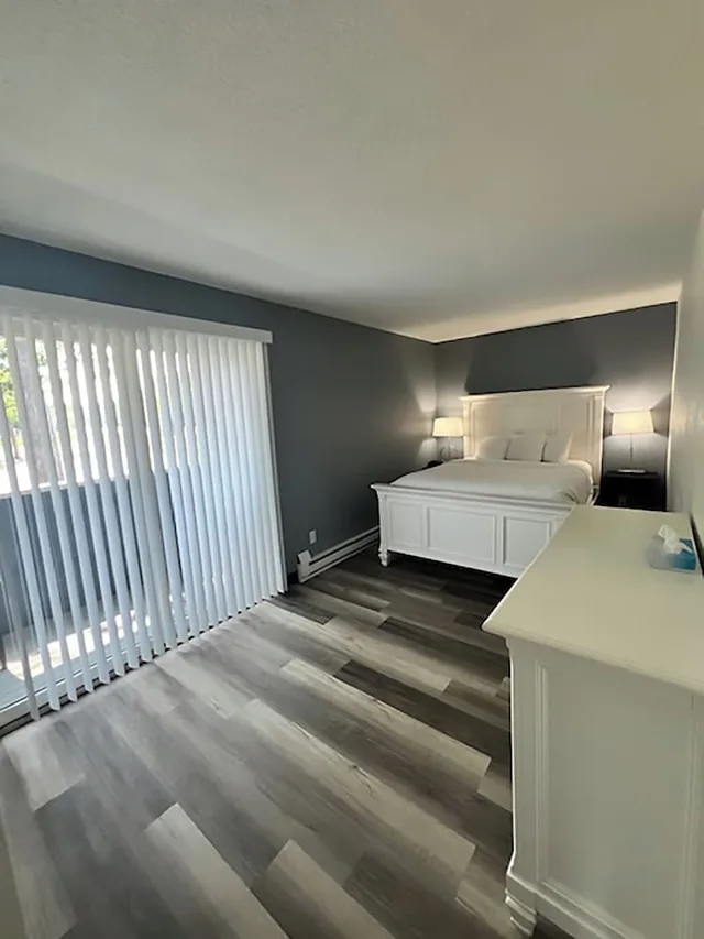 استوديو بسريرين كوين بشرفة بغرفتي نوم بمطبخ صغير، Travelodge by Wyndham Traverse City MI 3/3