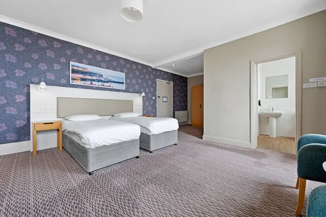 غرفة سوبيريور بسريرين منفصلين بإطلالة على البحر، Royal Hotel Whitby 2/3