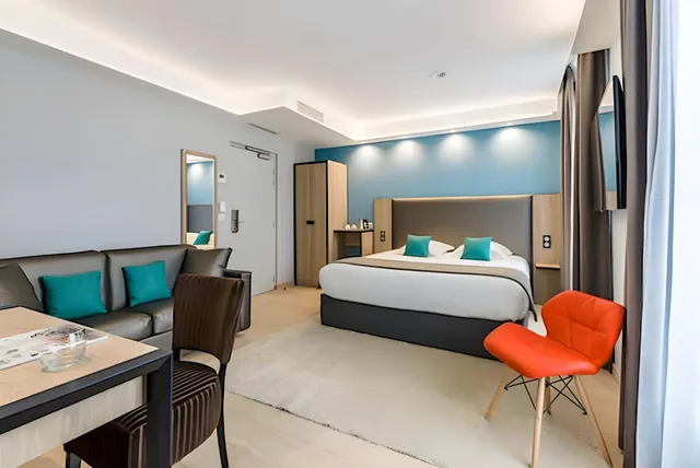 غرفة ديلوكس بسرير كينج مع أريكة، Grand Hotel Clichy 2/2