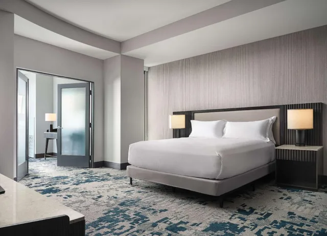 1 Bedroom, Regency, Suite, King Bed, Sofa, Bathtub, Hilton San Jose 1/2