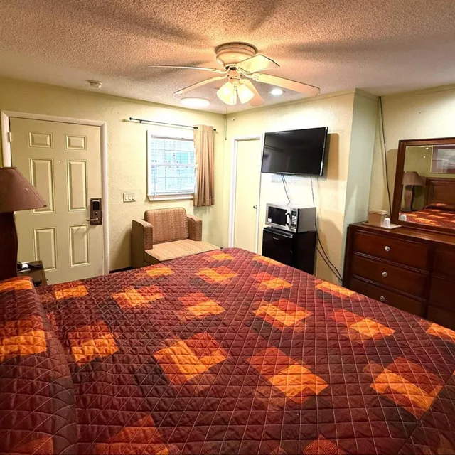 Room, King Bed, Smoking, Riviera Motel Elba Near Enterprise US 84 4/7