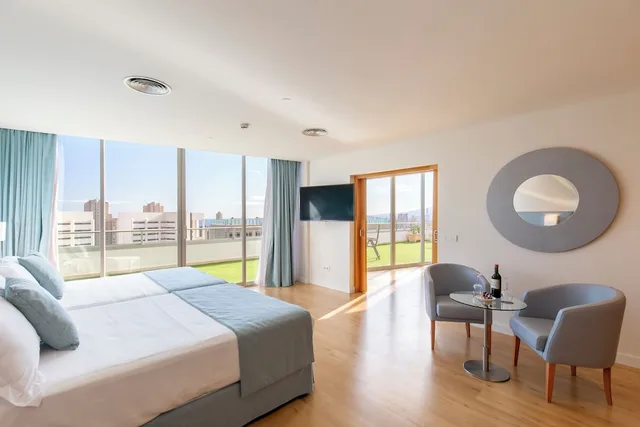 غرفة غراند ثلاثية بسريرين منفصلين بإطلالة على المدينة بشرفة، Hotel BCL Levante Club and Spa - Adults Only 3/6