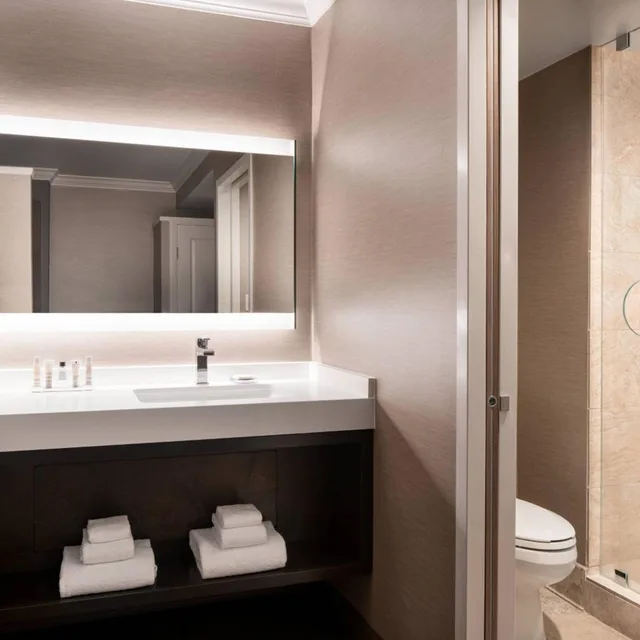 Room, King Bed, Partial Bay View, Accessible، Monterey Marriott 5/6