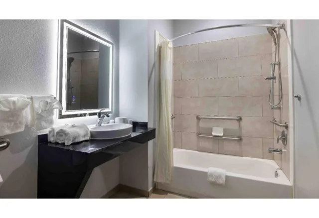 1 Queen Bed - Non-Smoking, Mini Fridge، Motel6 Texas City, TX - I-45 South 2/2