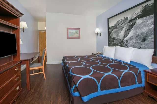 غرفة بسرير كينج بحوض استحمام للمدخنين لذوي الإعاقة، Super 8 by Wyndham Garland North Dallas Area 1/2