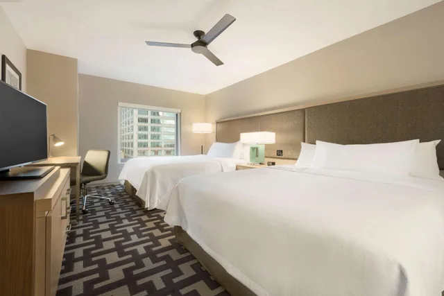 جناح بسريرين كوين بإطلالة على المدينة بغرفة نوم واحدة مع أريكة، Homewood Suites by Hilton Chicago West Loop Fulton Market Area 2/6