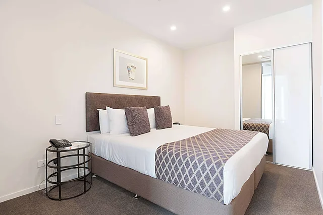جناح بسرير كينج بغرفة نوم واحدة، Ramada Suites By Wyndham Victoria Street West 3/5