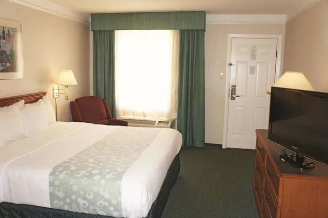 غرفة بسرير كينج، Baymont by Wyndham Austin University Area 4/5