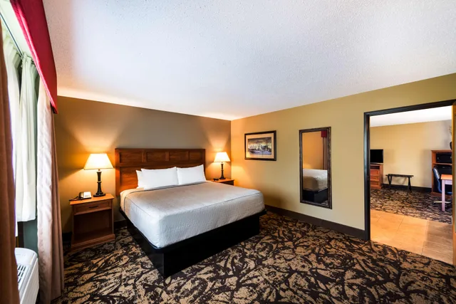 جناح بسرير كينج بغرفة نوم واحدة مع أريكة، Best Western Derby Inn 2/4