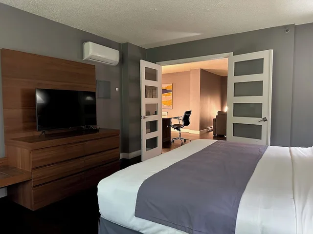 جناح تنفيذي بسرير كوين مع أريكة، Hotel Chrome Montreal Centre Ville 2/3