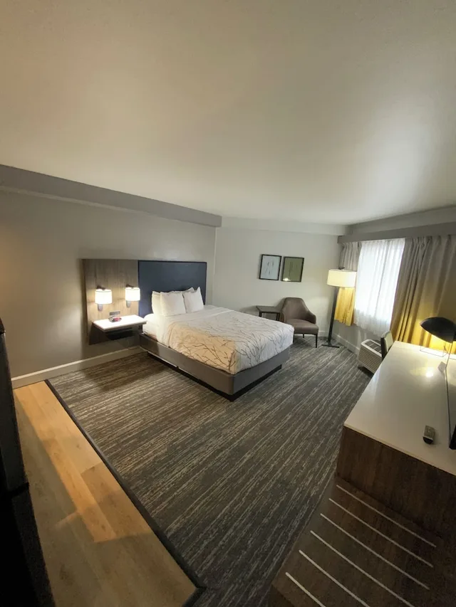 غرفة قياسية بسرير كوين بمطبخ صغير، Best Western Denver East 2/6