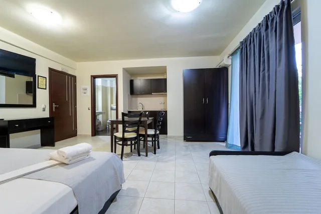 جناح بسريرين منفصلين بإطلالة على الحديقة مع أريكة، GOLDEN ROSE SUITES 4/9