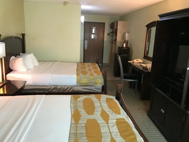 Deluxe, 2 Queen Beds, Marvin Apos S Garden Inn 1/3
