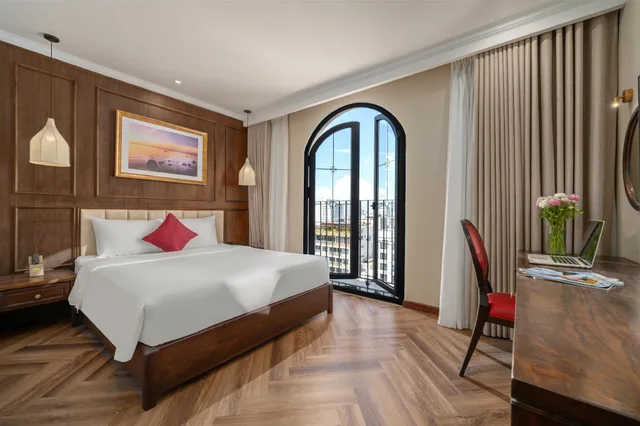 غرفة سوبيريور بسرير مزدوج بإطلالة على المدينة بشرفة، Golden Lotus Luxury Hotel Da Nang 1/1