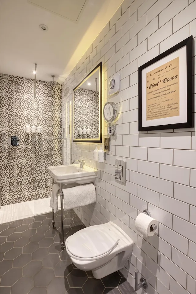 غرفة بسرير كوين، Elmbank York, Tapestry Collection by Hilton 5/7