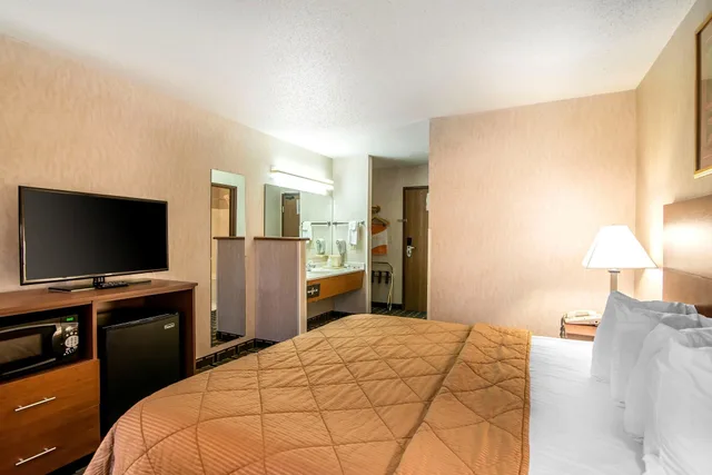 غرفة قياسية بسرير كينج، Quality Inn Raton, NM 7/7