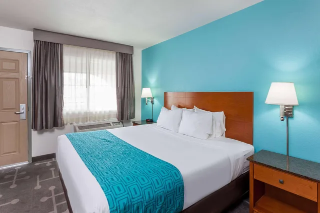 Room, King Bed, Howard Johnson by Wyndham National City/San Diego South 1/2