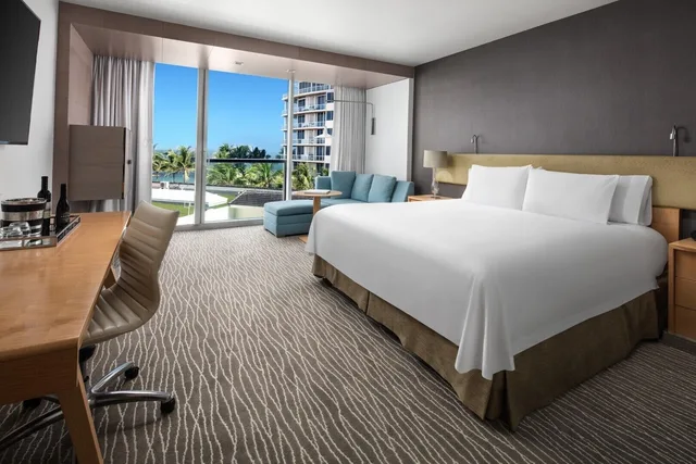 غرفة بسرير كينج بإطلالة جزئية على البحر مع أريكة، Beach Club at The Boca Raton 1/4
