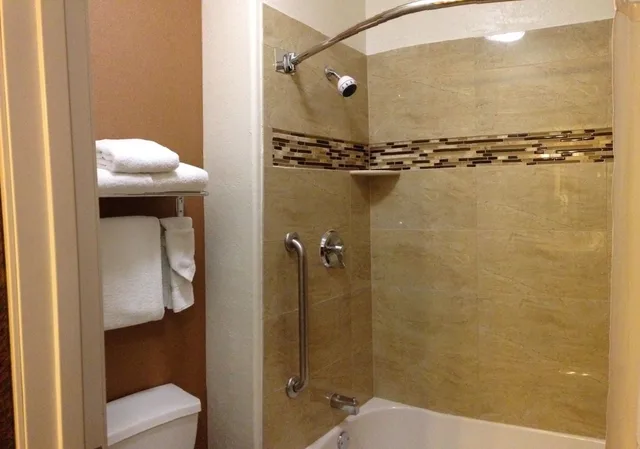 جناح بسريرين كوين بشرفة، Comfort Suites At Evergreen Parkway 5/6