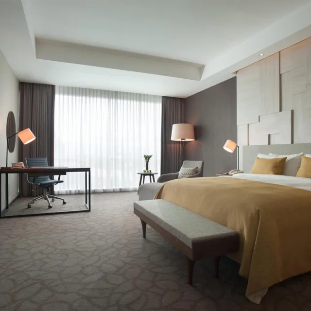 غرفة قياسية بسرير كينج وسرير كوين مع دخول الصالة، Crowne Plaza Bandung 1/2
