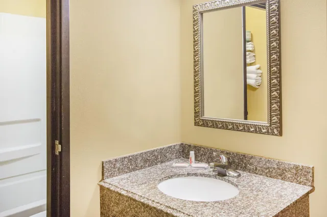 غرفة بسريرين كوين، Super 8 By Wyndham Van Buren/Ft. Smith Area 2/2