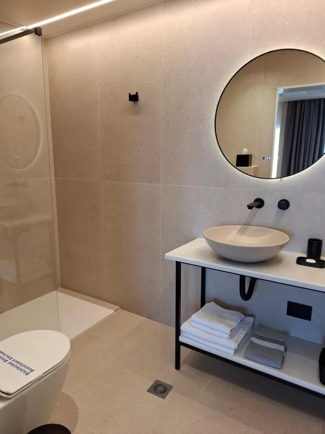Suite, Street View، Avra Hotel 6/6