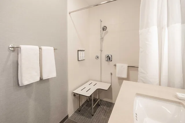 جناح استوديو بسرير كينج مع أريكة لذوي الإعاقة، Hyatt House Portland Airport 8/9