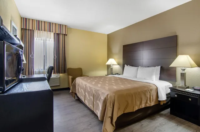 غرفة قياسية بسرير كينج، Quality Inn Merriam Kansas City 3/10