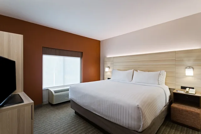 غرفة قياسية بسرير كوين، Holiday Inn Express & Suites Tavares - Leesburg, an IHG Hotel 1/2