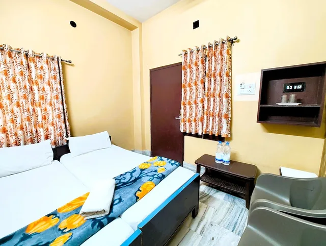 غرفة ديلوكس بسرير كينج، Teerth Guest House 2/8