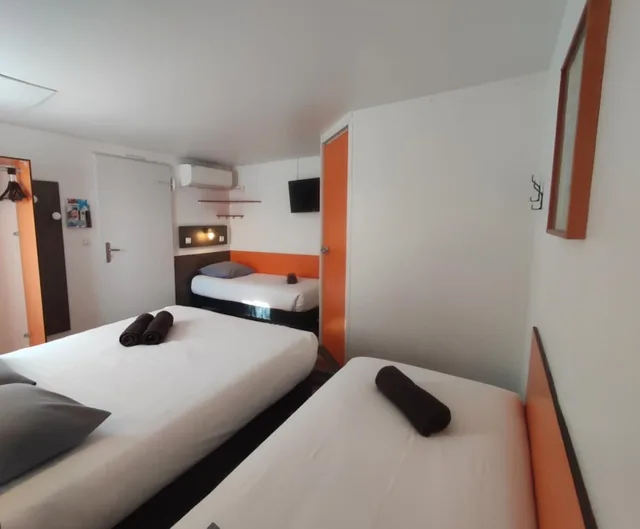 غرفة قياسية بسرير مزدوج وسريرين منفصلين، Kyriad Direct Saintes 4/10