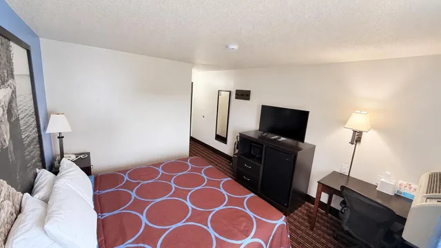 غرفة بسرير كينج يُسمح فيها بالحيوانات الأليفة، Super 8 by Wyndham Wisconsin Dells 2/5