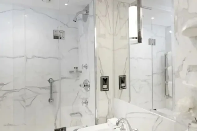 غرفة قياسية بسرير كينج، The Athenaeum Hotel & Residences 3/3