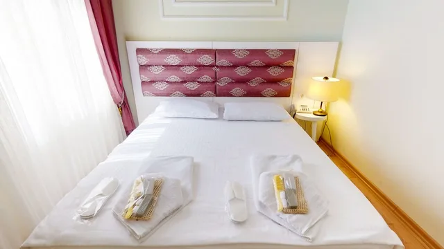 غرفة قياسية بسرير مزدوج بغرفة نوم واحدة، The Wolf Hotel 2/3