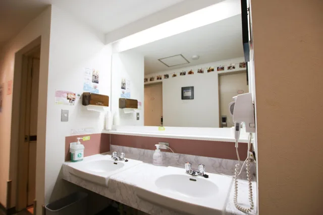 غرفة بسريرين منفصلين وسرير بطابقين بحمام مشترك، Sakura Hotel Jimbocho 6/9
