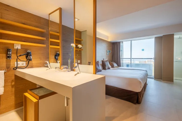 غرفة ديلوكس ثلاثية بإطلالة على البحر، Leonardo Boutique Hotel Mallorca Port Portals 5/6
