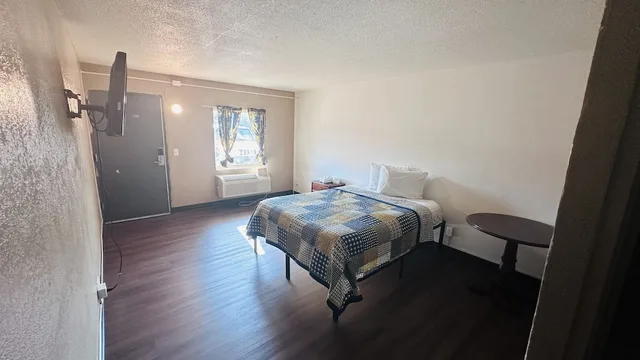 غرفة قياسية بسرير كينج، Hallmark Inn By OYO Fort Wayne 3/4