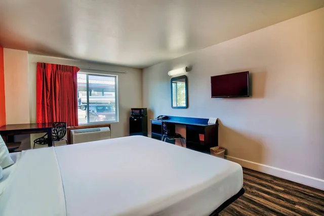 جناح بسرير كوين، Motel6 Hesperia, CA - West Main Street - I-15 1/5