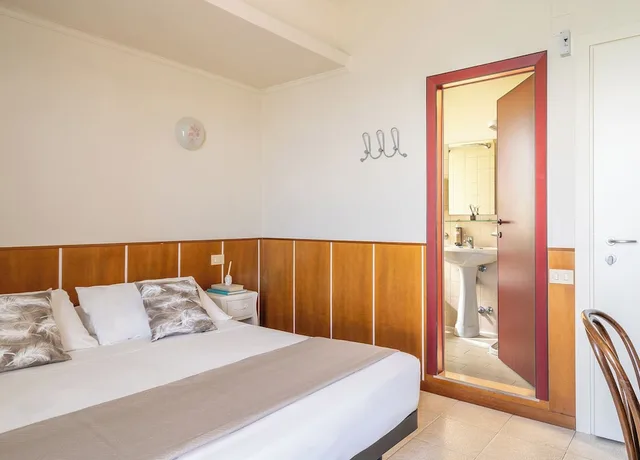 غرفة بسرير كوين بإطلالة على البحر بشرفة، Hotel Metropol 2/10