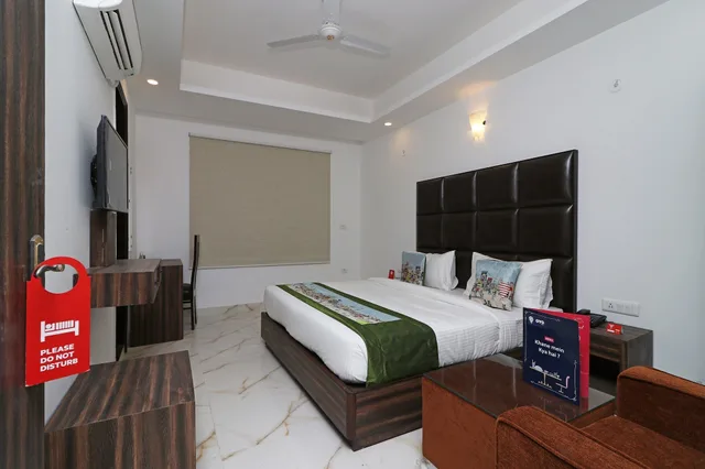 غرفة بريميوم بسرير كينج، Oyo 10274 Hotel Aamara 1/10