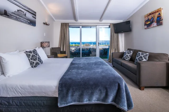 1 Bedroom, Upstairs, Unit, Queen and Twin Beds, with View، Twin Peaks Lakeside Inn 6/6