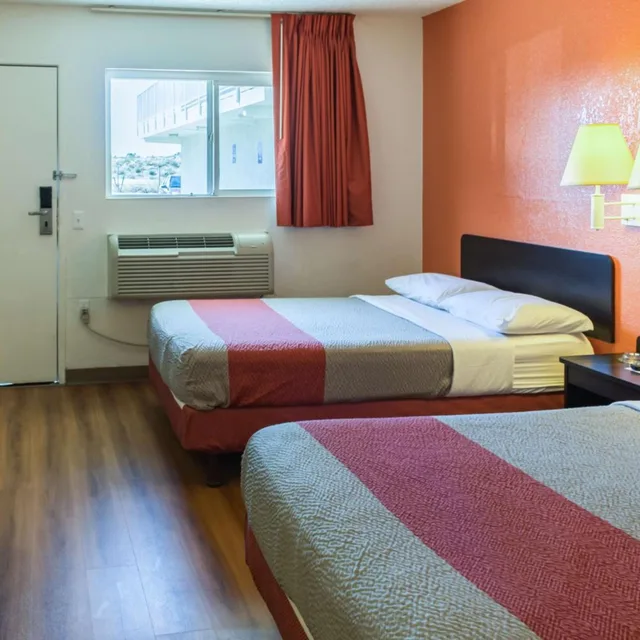 غرفة رباعية، Motel6 Bakersfield, CA - East 2/10