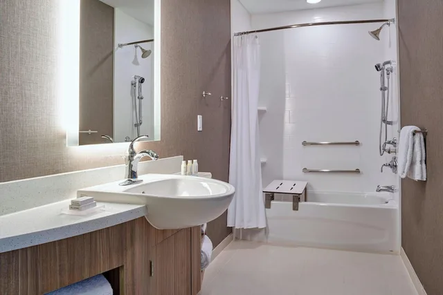 جناح بسرير كينج مع سرير سحّاب إضافي لذوي الإعاقة، Springhill Suites Grand Rapids West 4/7