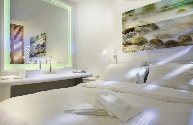 3 Bedrooms, Coast, Life, Suite, Villa, King and Queen and Twin Beds، Nissaki Boutique 7/9
