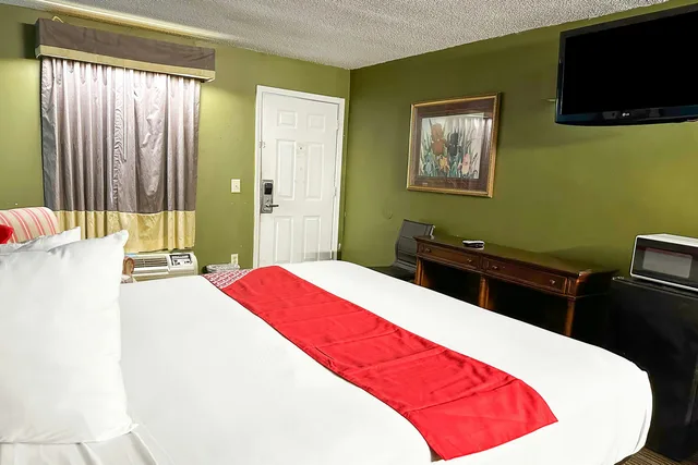 غرفة بسرير كينج للمدخنين، Bonita Lakes Inn by Capital O Meridian I20 2/10